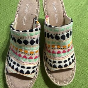 NWOT Tom’s wedge multicolor women’s linen shoe